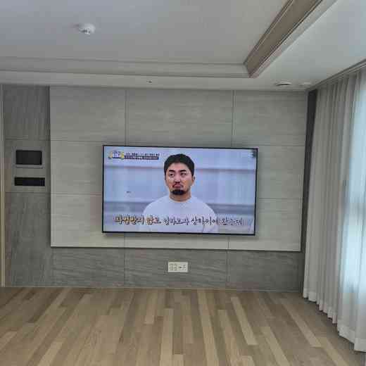 55인치 화면 설치 후 설치 맞춤