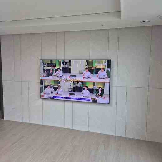 65인치 화면 거실 배치 무타공 벽걸이TV