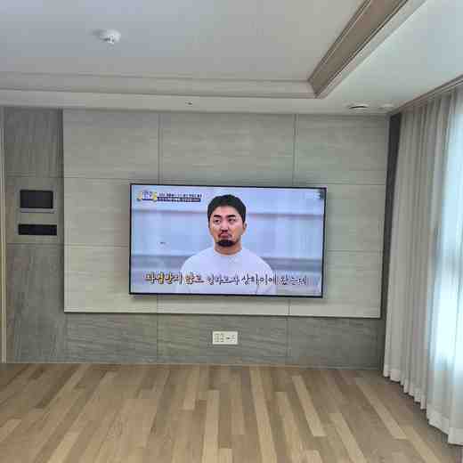 OLED 77인치 화면 설치 후 화면 거치