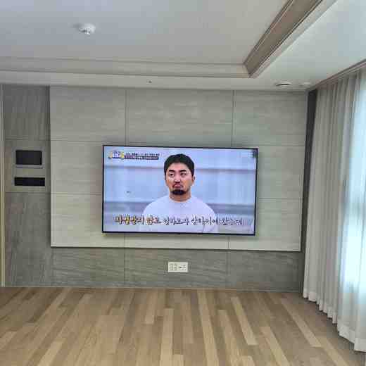 OLED 77인치 화면 벽 밀착 무타공 벽걸이TV