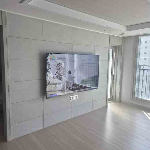 65인치 화면 설치 후 침실 배치