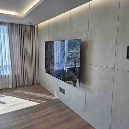 QLED 85인치 화면 침실 배치 무타공 벽걸이TV
