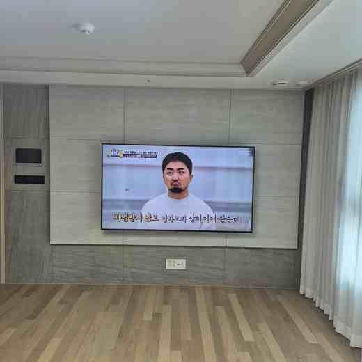 대형 화면 설치 후 벽 밀착