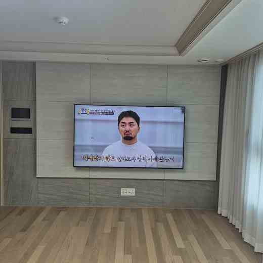 QLED 85인치 화면 시야 맞춤 무타공 벽걸이TV