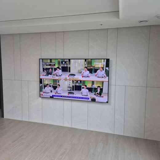 OLED 77인치 화면 침실 배치 무타공 벽걸이TV