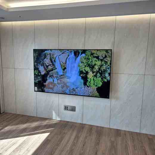 86인치 화면 거실 배치 무타공 벽걸이TV