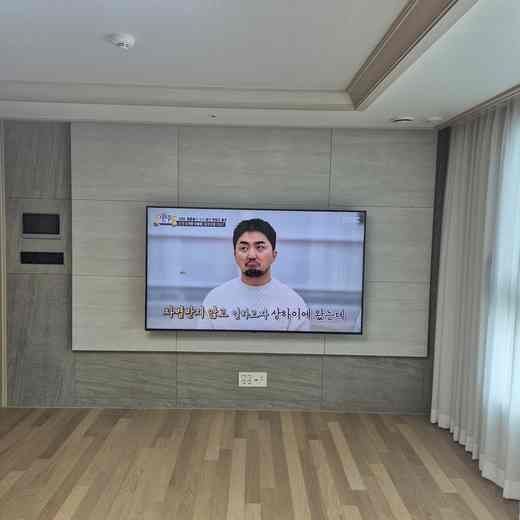 65인치 화면 좌우 조절 무타공 벽걸이TV