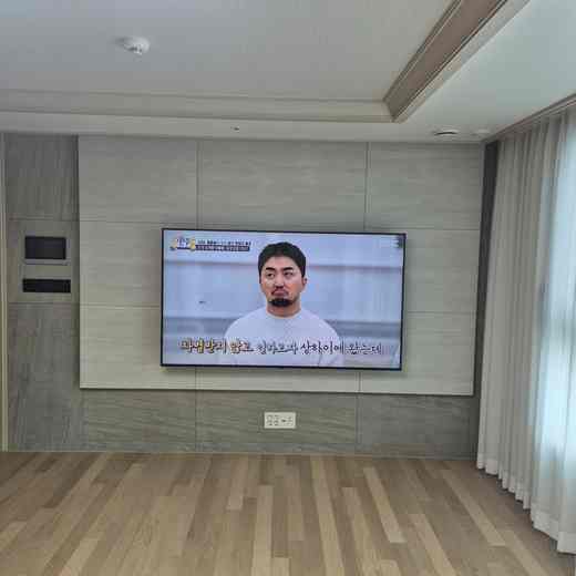 77인치 화면 설치 후 벽 밀착