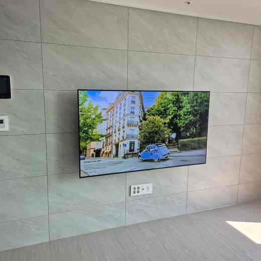 QLED 85인치 화면 거실 배치 무타공 벽걸이TV