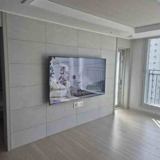 QLED 85인치 화면 설치 후 대형 거치