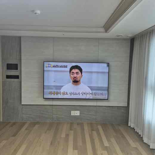 55인치 화면 상하 조절 무타공 벽걸이TV