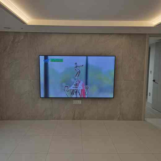 QLED 85인치 화면 침실 배치 무타공 벽걸이TV