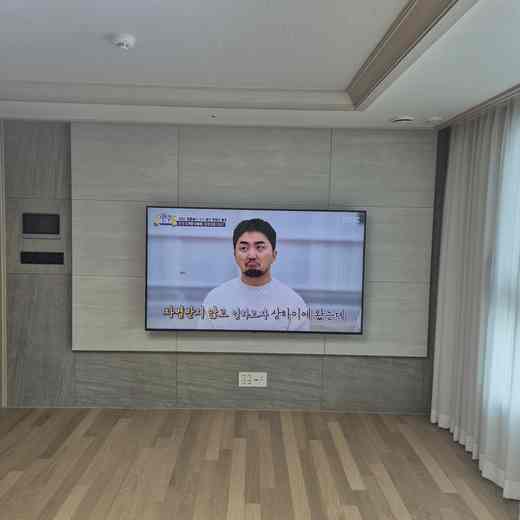 65인치 화면 상하 조절 무타공 벽걸이TV